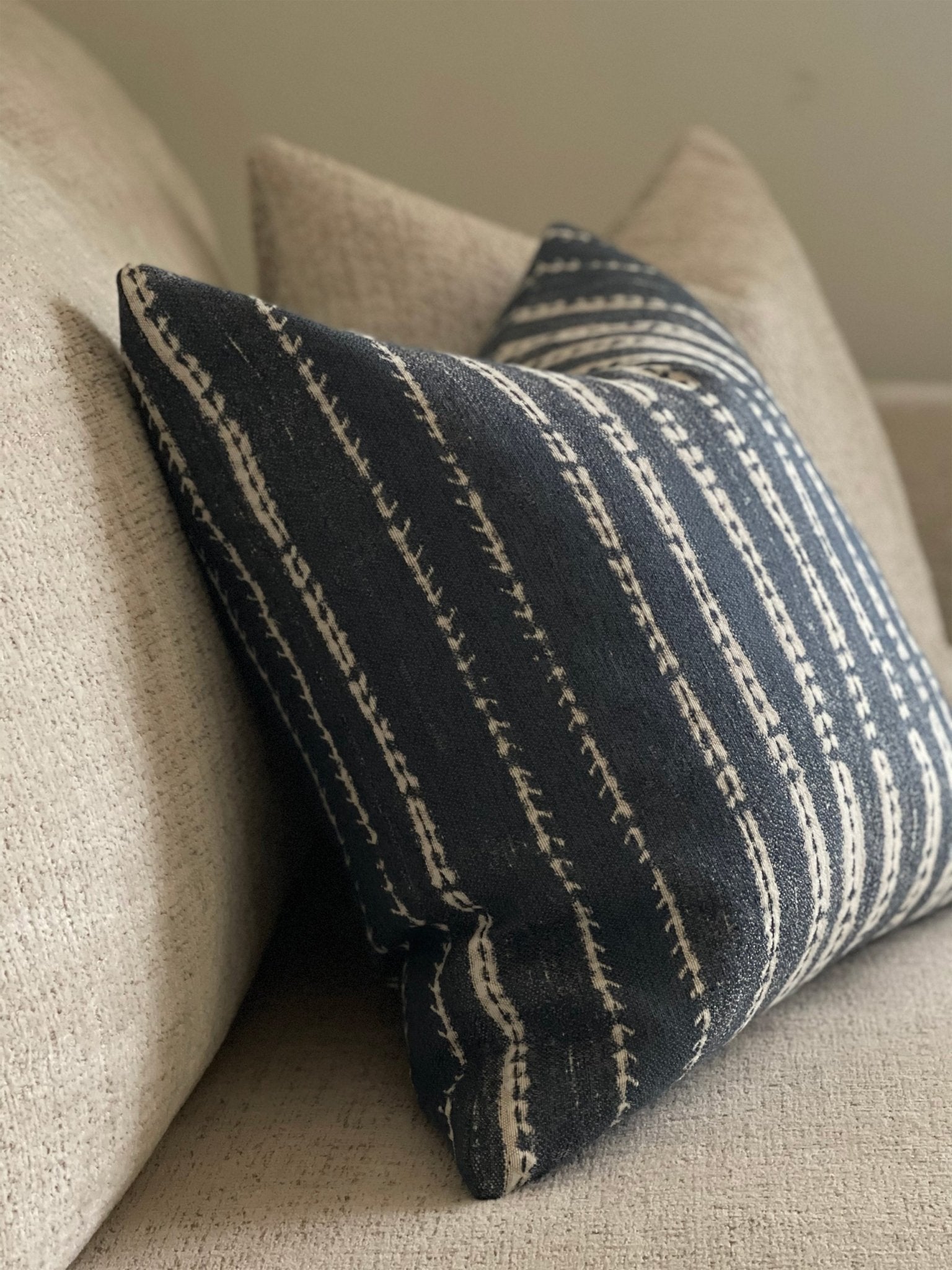 IRREGULAR STRIPED PILLOW COVER BLUE